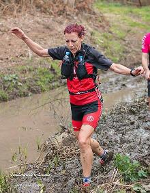 Imagen secundaria 2 - Le apasiona correr por el monte. Sobre estas líneas, junto a su marido Luisma y sus hijos Daniel y Maitane. 