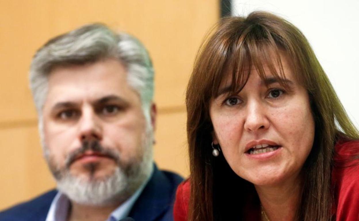 La portavoz de JxCat, Laura Borràs, junto al presidente del grupo parlamentario, Albert Batet. 