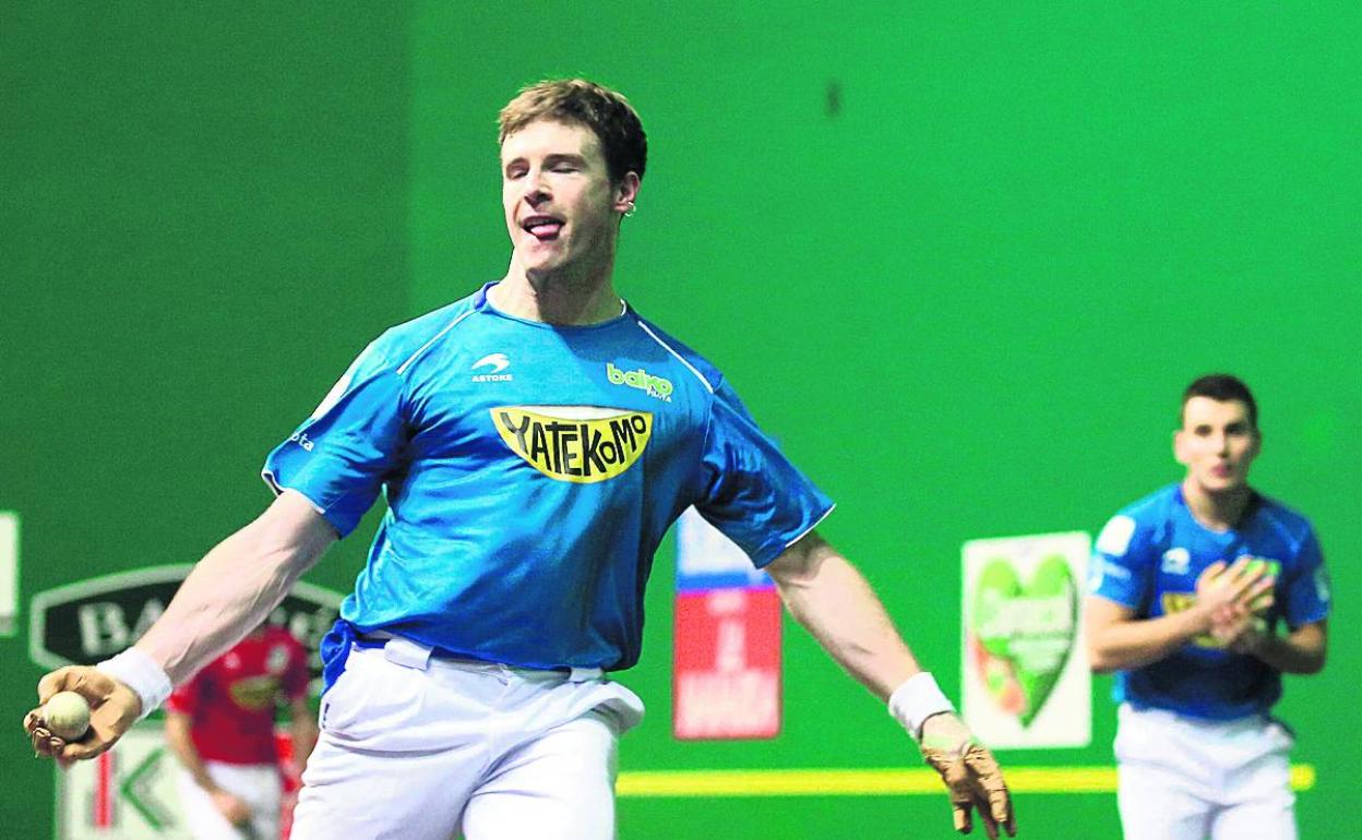 Artola golpea una pelota en presencia de Imaz en un partido del Parejas.