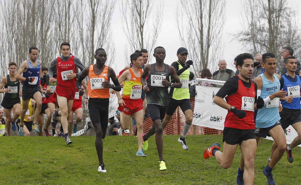 Atleta talde batek probaren zatietako bat zeharkatzen du. 