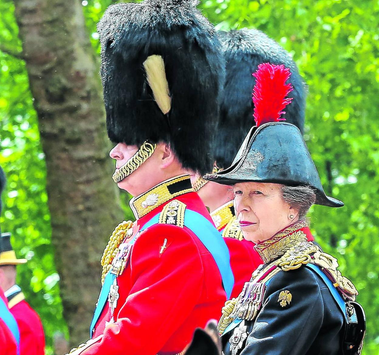 La princesa Ana, la más trabajadora del clan Windsor, en junio pasado, participando en un desfile. 