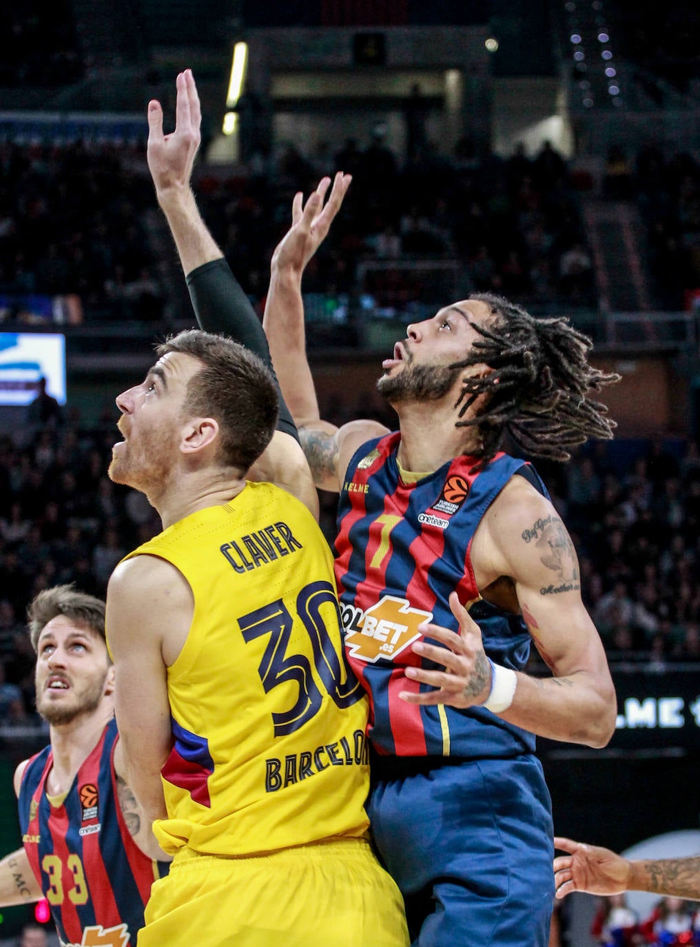 Fotos: Las mejores imágenes del Baskonia - Barcelona de Euroliga 2019