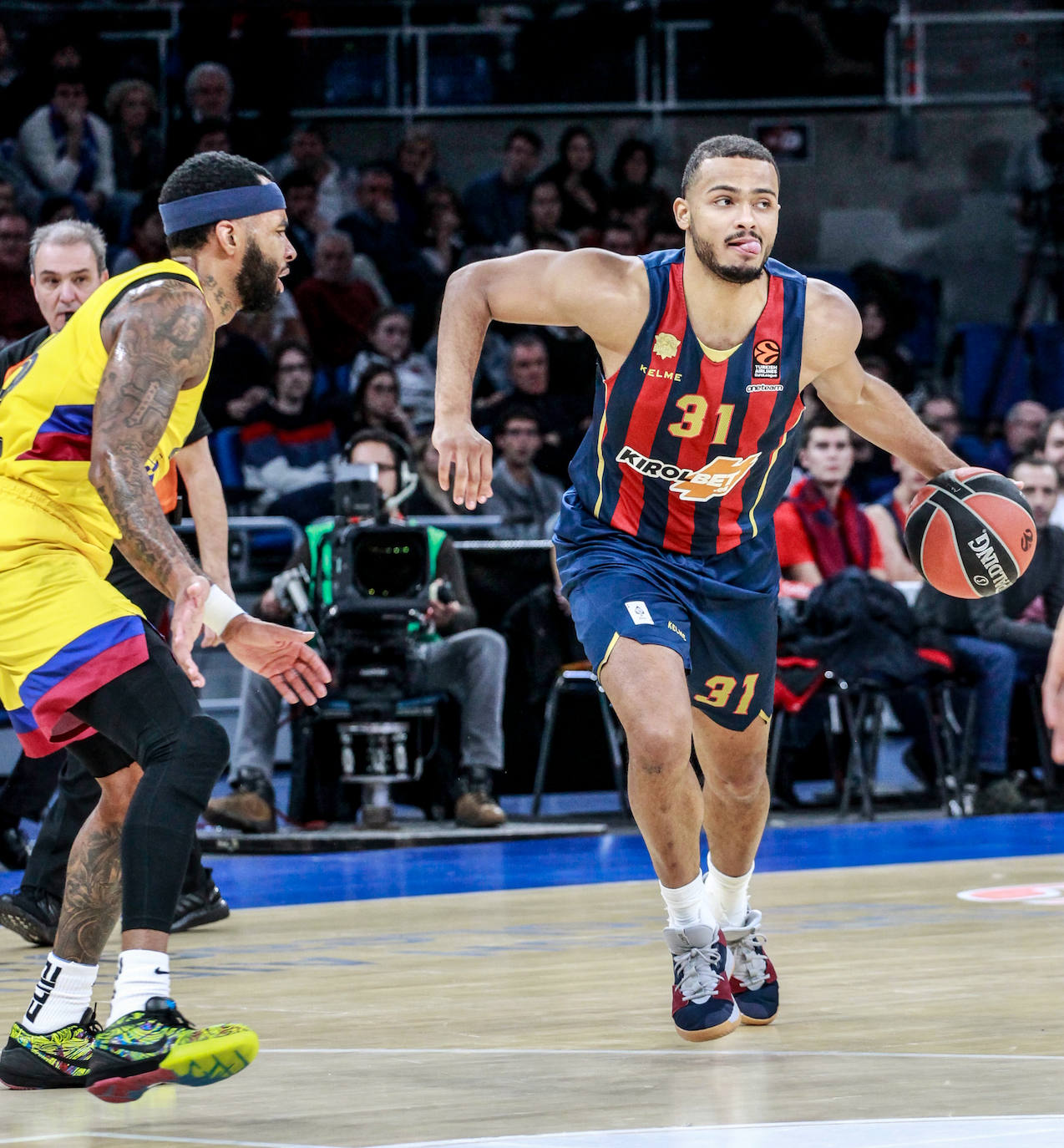 Fotos: Las mejores imágenes del Baskonia - Barcelona de Euroliga 2019