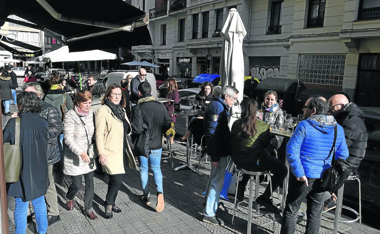Las consumiciones en plena calle dificultan el tránsito de peatones, como ocurre en Heros, Ledesma o García Rivero.