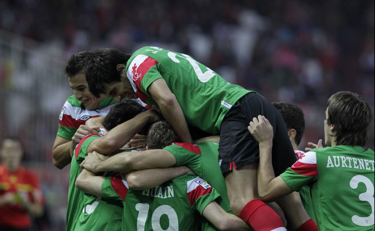 El Athletic celebra uno de los goles en su última victoria en el Sánchez Pizjuán.