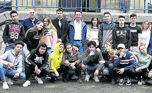 El alcalde de Portugalete en la visita al instituto de FP.