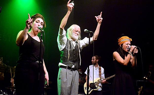 Los cantantes italianos Rosa Mussin, Freddy Frenzy y Michela Grena.