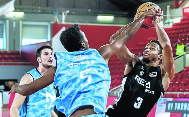 Jaylon Brown ejecuta un 'step back' ante Adams Sola durante el RETAbet-Estudiantes de pretemporada en Lisboa.