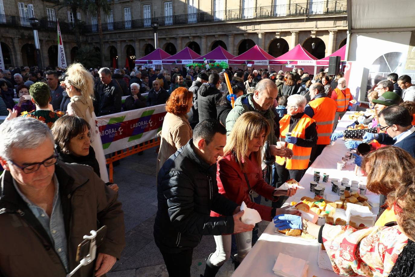 Roscón de reyes solidario organizado por Cáritas, en la Plaza Nueva.