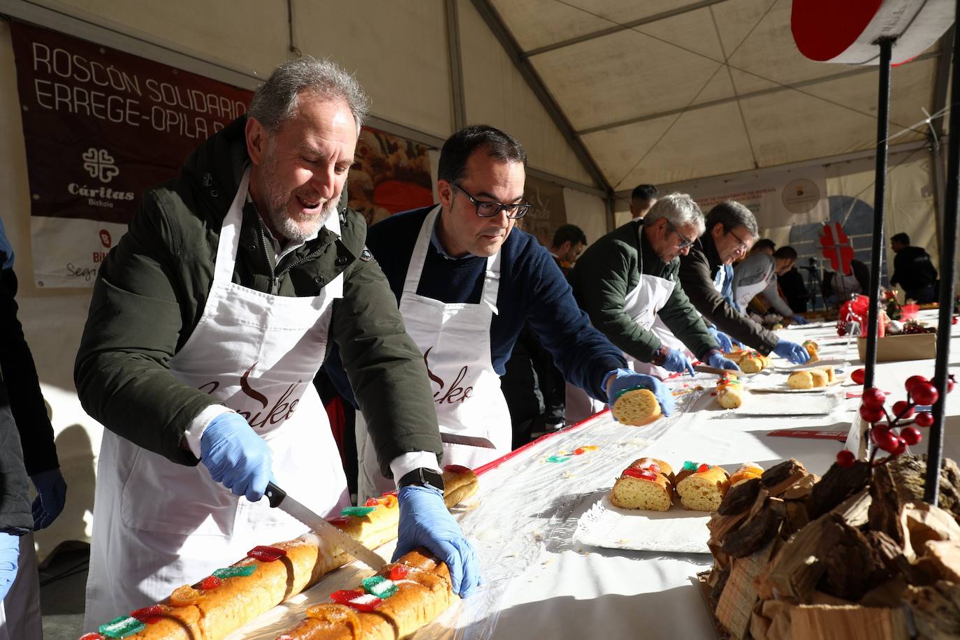 Roscón de reyes solidario organizado por Cáritas, en la Plaza Nueva.