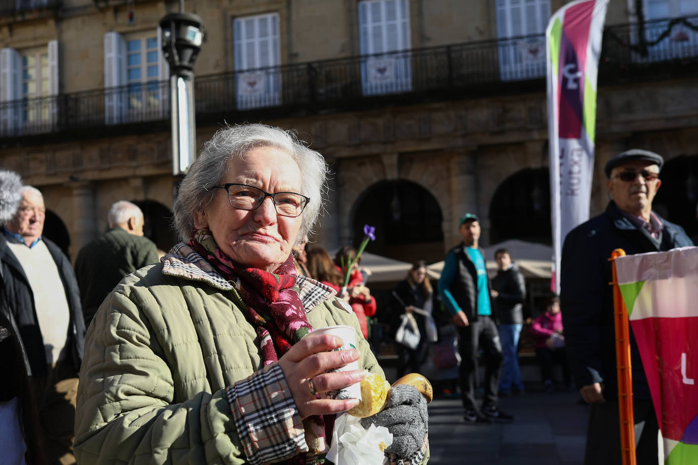 Roscón de reyes solidario organizado por Cáritas, en la Plaza Nueva.