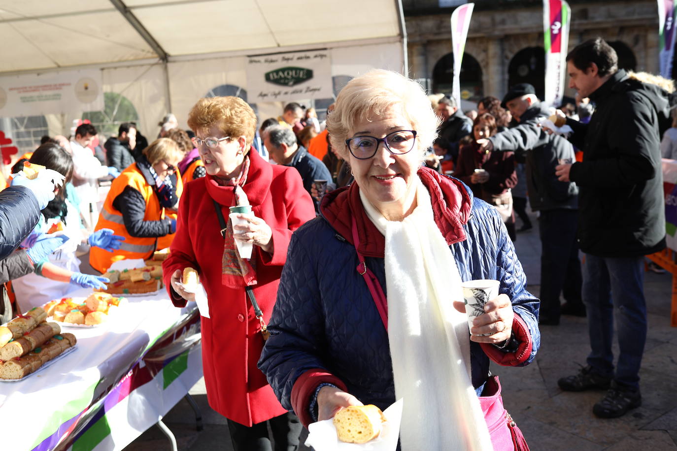 Roscón de reyes solidario organizado por Cáritas, en la Plaza Nueva.