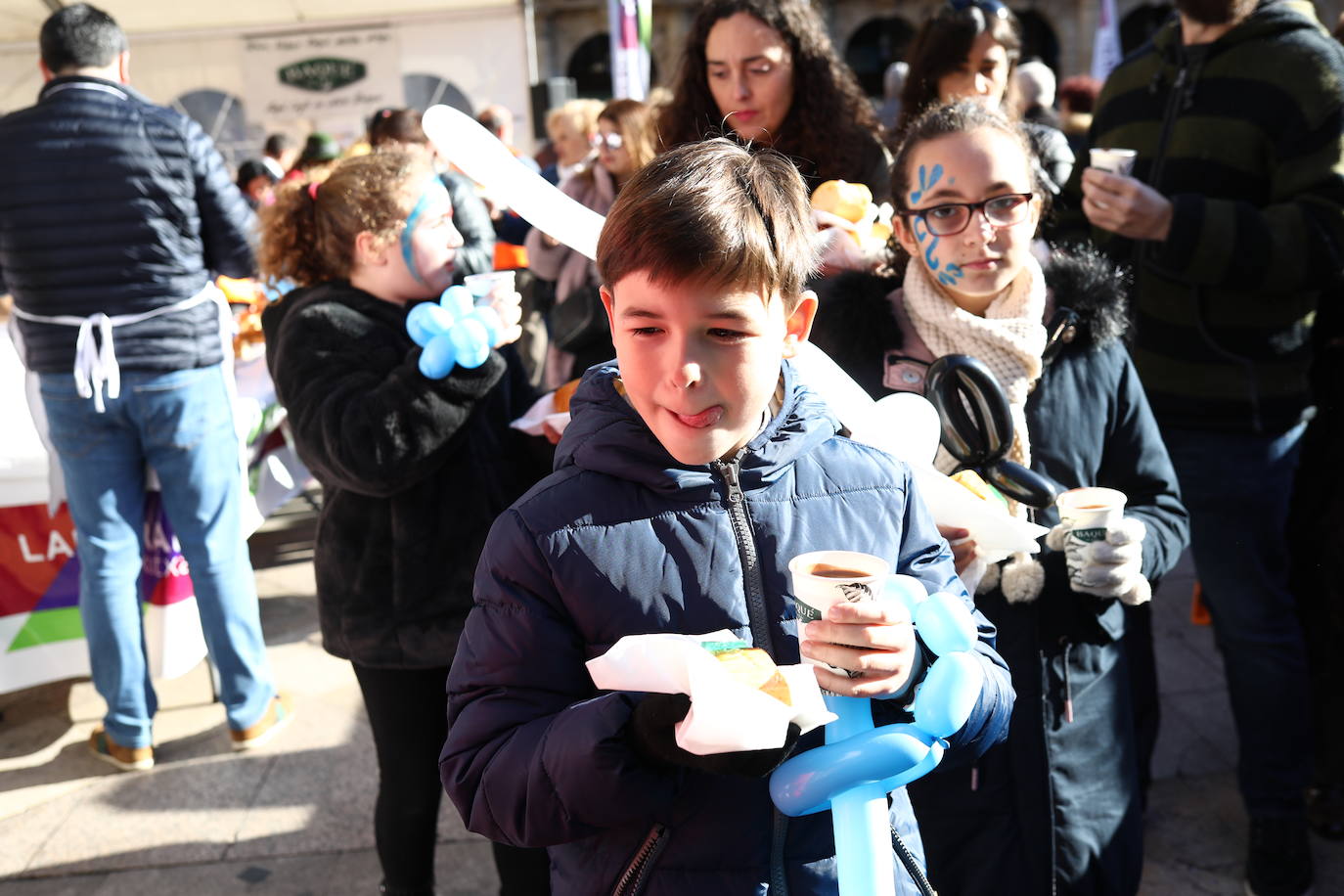 Roscón de reyes solidario organizado por Cáritas, en la Plaza Nueva.