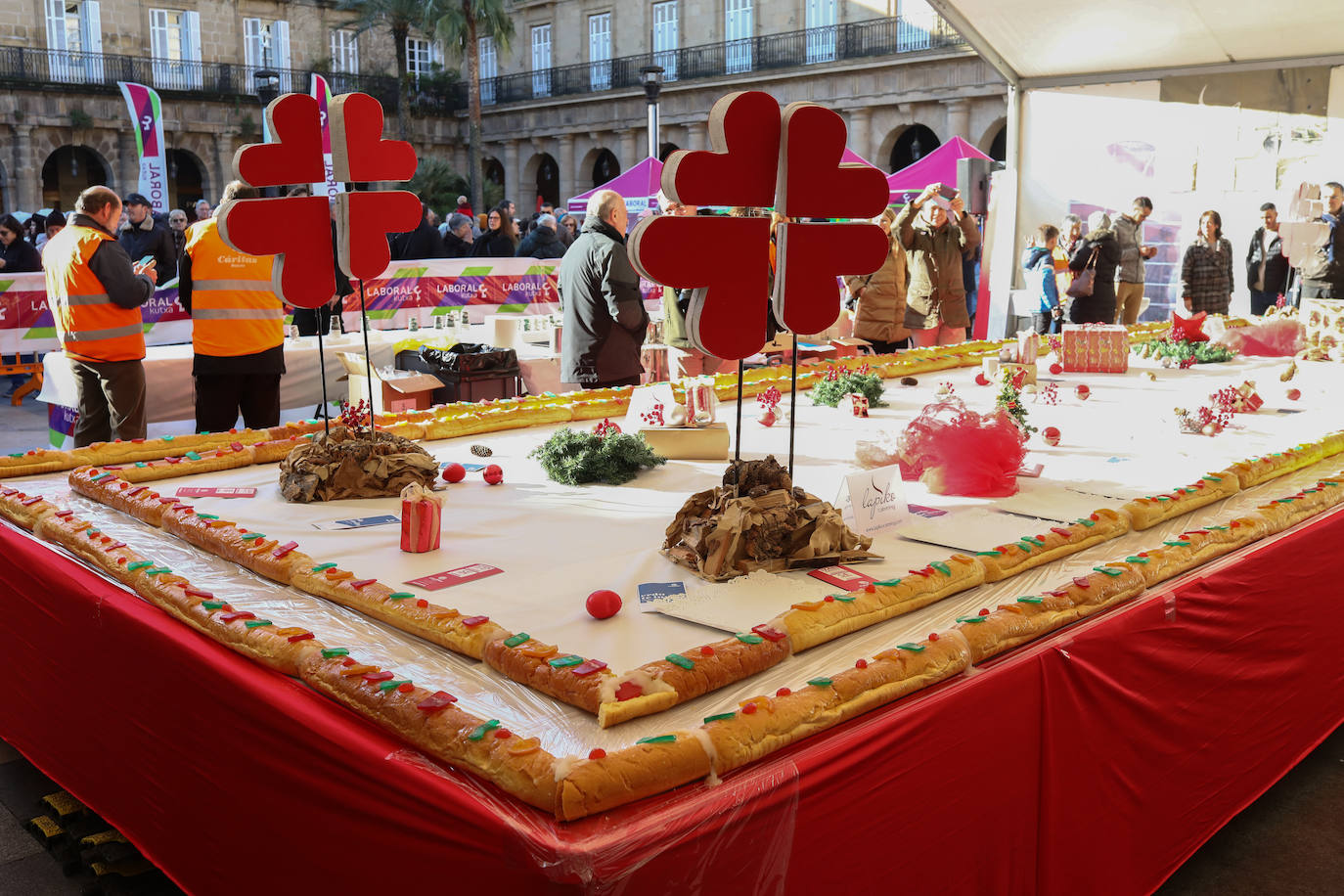 Roscón de reyes solidario organizado por Cáritas, en la Plaza Nueva.