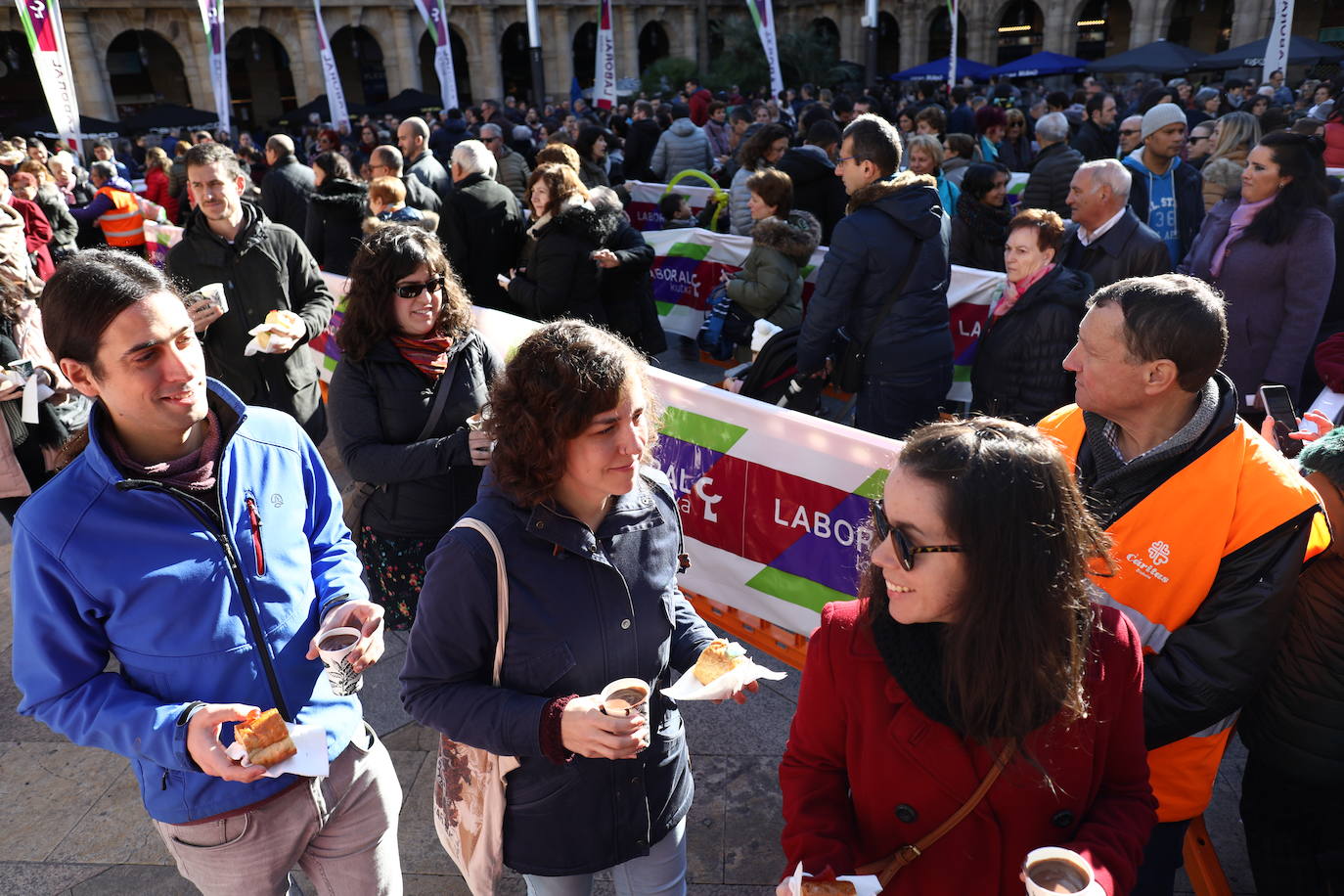 Roscón de reyes solidario organizado por Cáritas, en la Plaza Nueva.