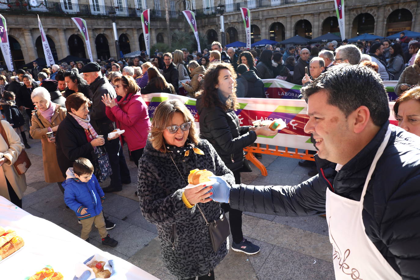 Roscón de reyes solidario organizado por Cáritas, en la Plaza Nueva.