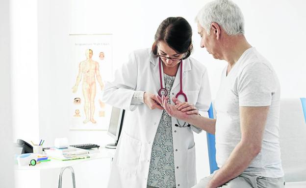 Una médico examina a un paciente con artrosis, una dolencia que afecta al 17,5% de los vascos adultos. 