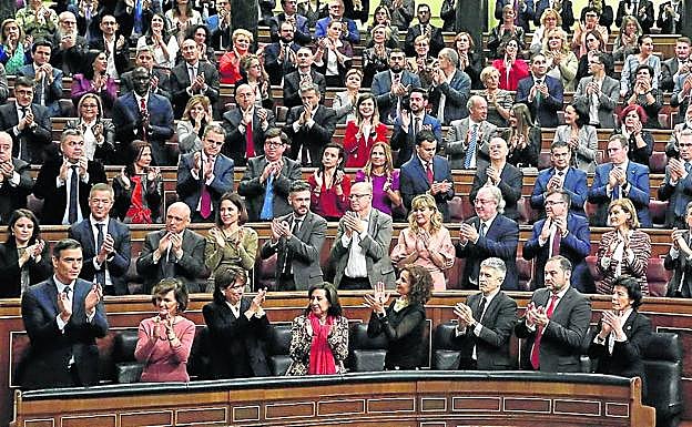 Los diputados socialistas y los miembros del Gobierno en funciones aplauden al finalizar la última intervención de Pedro Sánchez. 