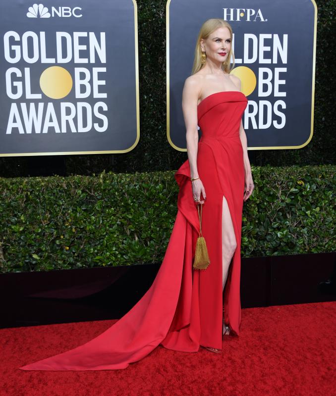 Por su tono de piel y el color de su cabello, el color rojo es una de las fórmulas que más favorecen a la actriz Nicole Kidman. Esta vez, logró potenciar su belleza gracias a un diseño de Versace, de líneas rectas, con abertura en la falda, escote palabra de honor y una escueta cola.