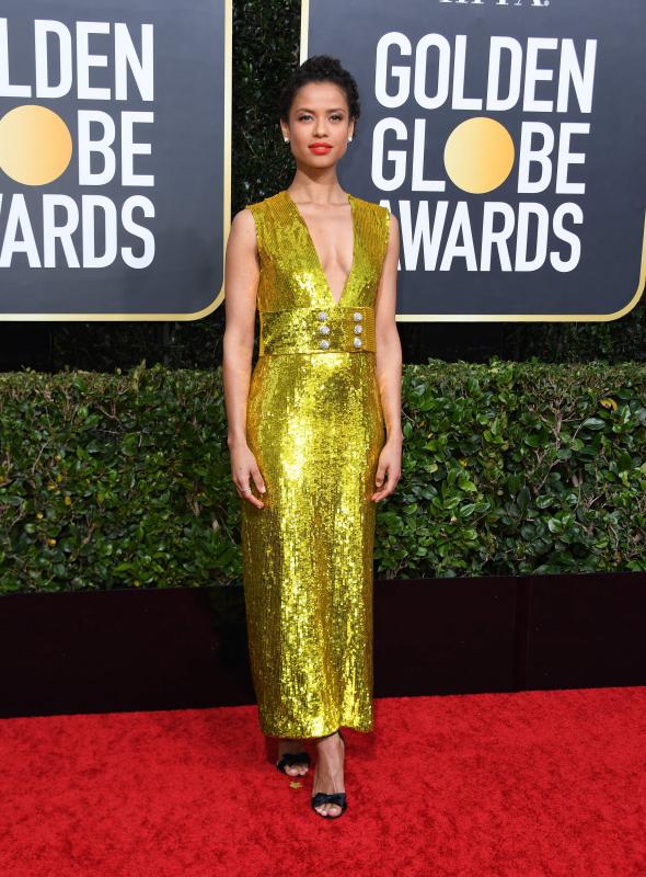 La actriz Gugu Mbatha-Raw apostó por la tendencia ‘glitter’ con un diseño dorado de Gucci.