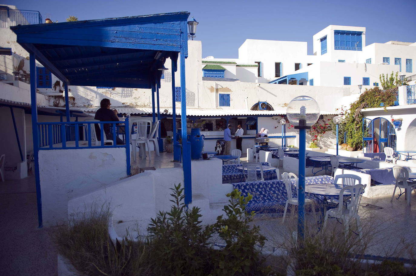 Túnez es un destino exótico lleno de encanto, enclavado entre el Mediterráneo y el Sáhara, que atrae a un gran número de visitantes por su módico precio y la belleza de pueblos costeros como Sidi Bou Said, donde se puede disfrutar de la playa y de unas vistas envidiables al mar en un entorno de película.