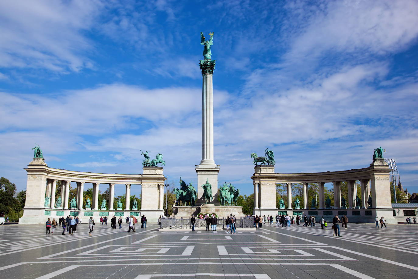 El Monumento del Milenio de la famosa Plaza de los Héroes es uno de los lugares más importantes de Budapest, y desde 2002 es Patrimonio de la Humanidad.​