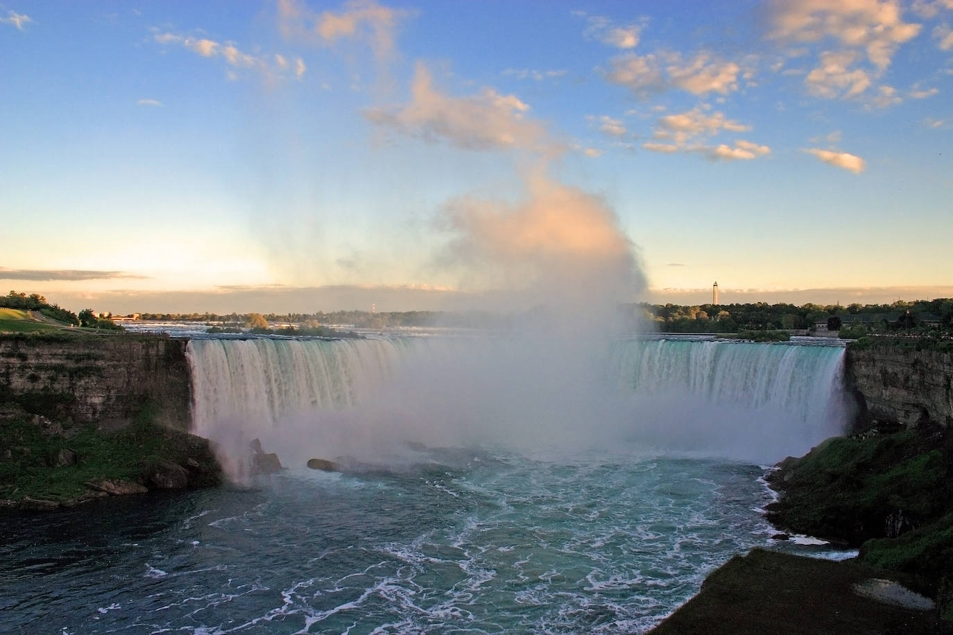 Otra de las ventajas de visitar Búfalo es que es posible conocer también las cataratas del Niágara, ya que se encuentran a solo media hora de la ciudad.