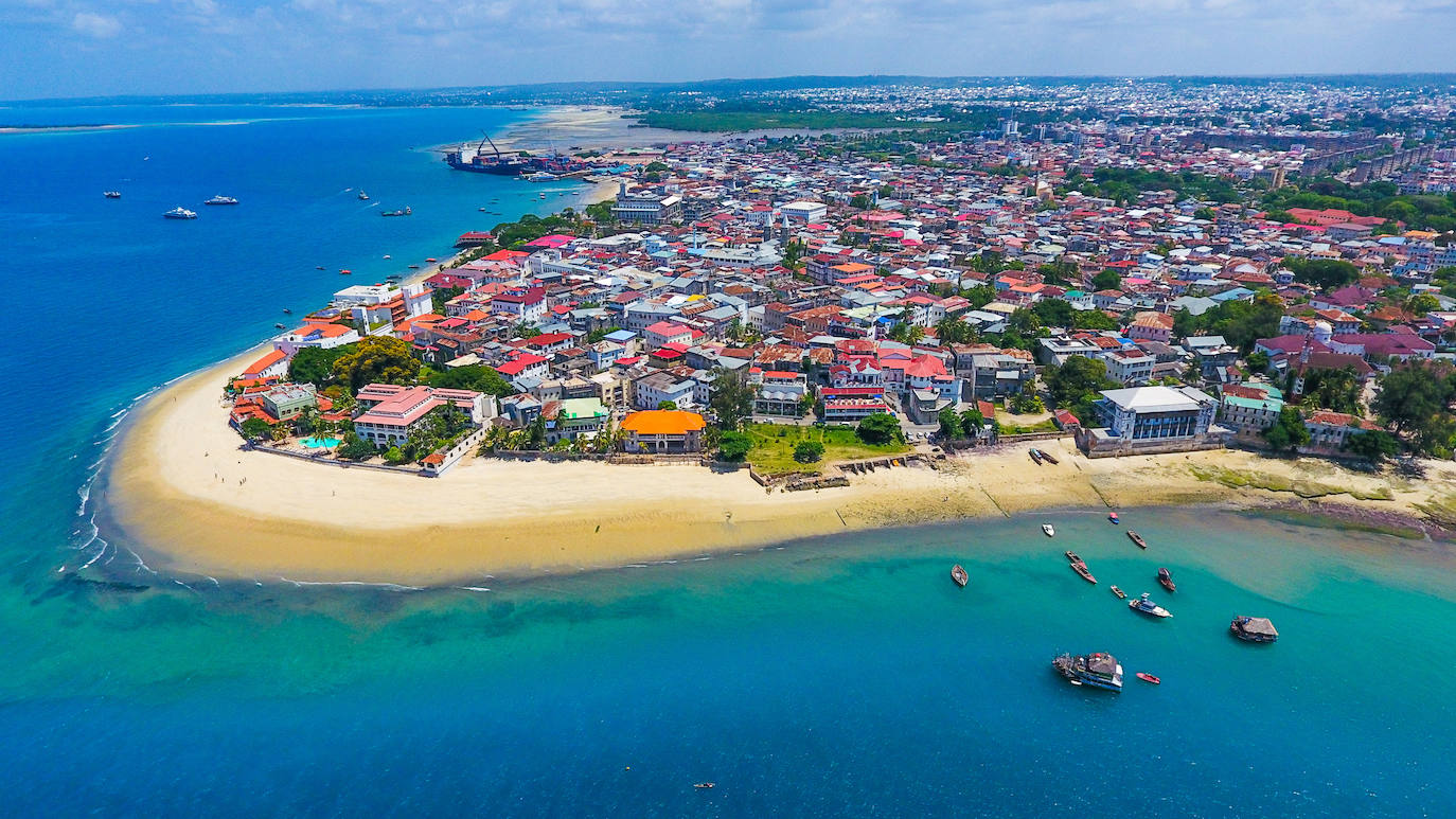 Zanzíbar es una isla situada a escasos 40 kilómetros de las costas de Tanzania, en el océano Índico. Sus playas paradisíacas azul turquesa y arena blanca hacen de este lugar en un destino ideal para relajarse. 