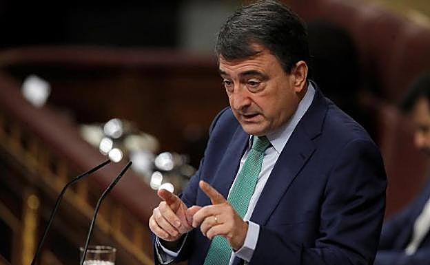 Aitor Esteban, en la tribuna del Parlamento este mañana. 