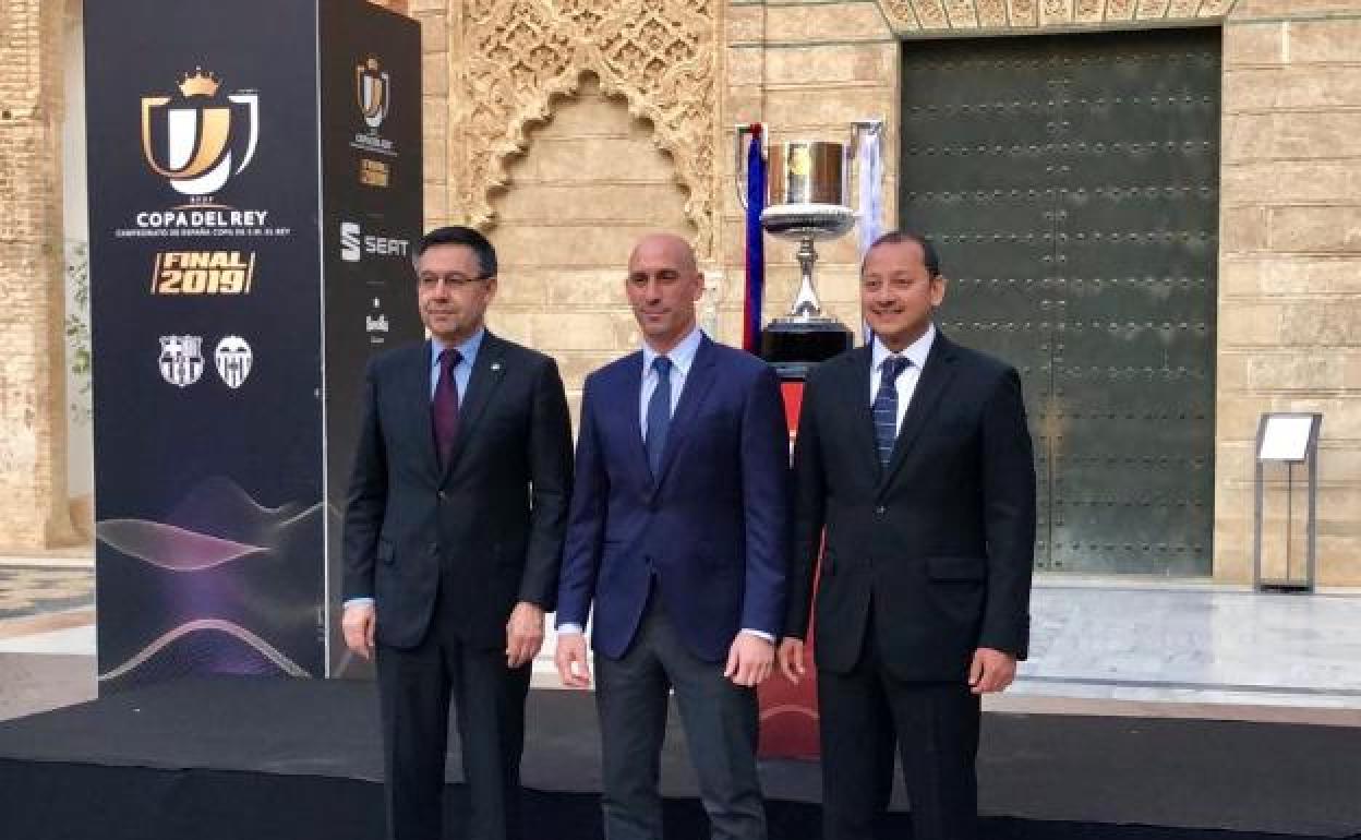 Josep Maria Bartomeu, Luis Rubiales y Anil Murthy, antes de la última final de Copa. 