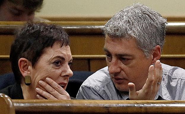 Oskar Matute e Itziar Aizpurua charlan durante la sesión de investidura. 