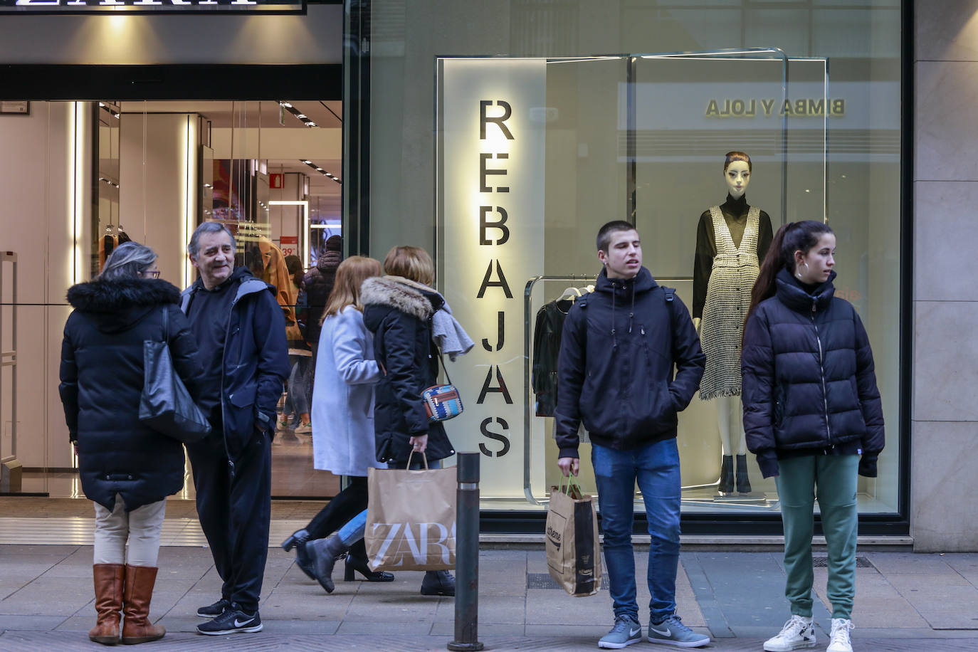 Fotos: Los vitorianos se lanzan a la caza del chollo en las primeras rebajas del año