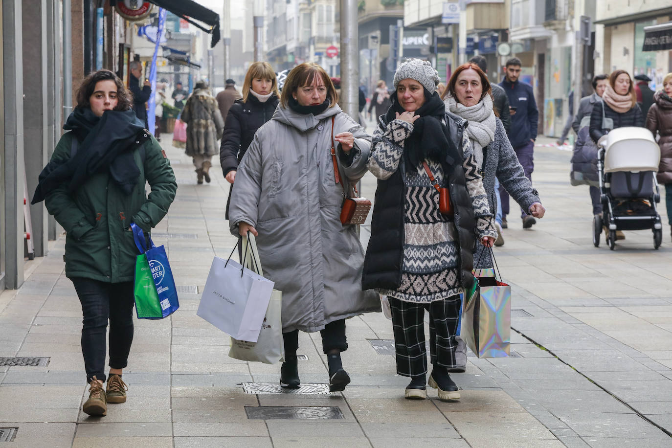 Fotos: Los vitorianos se lanzan a la caza del chollo en las primeras rebajas del año