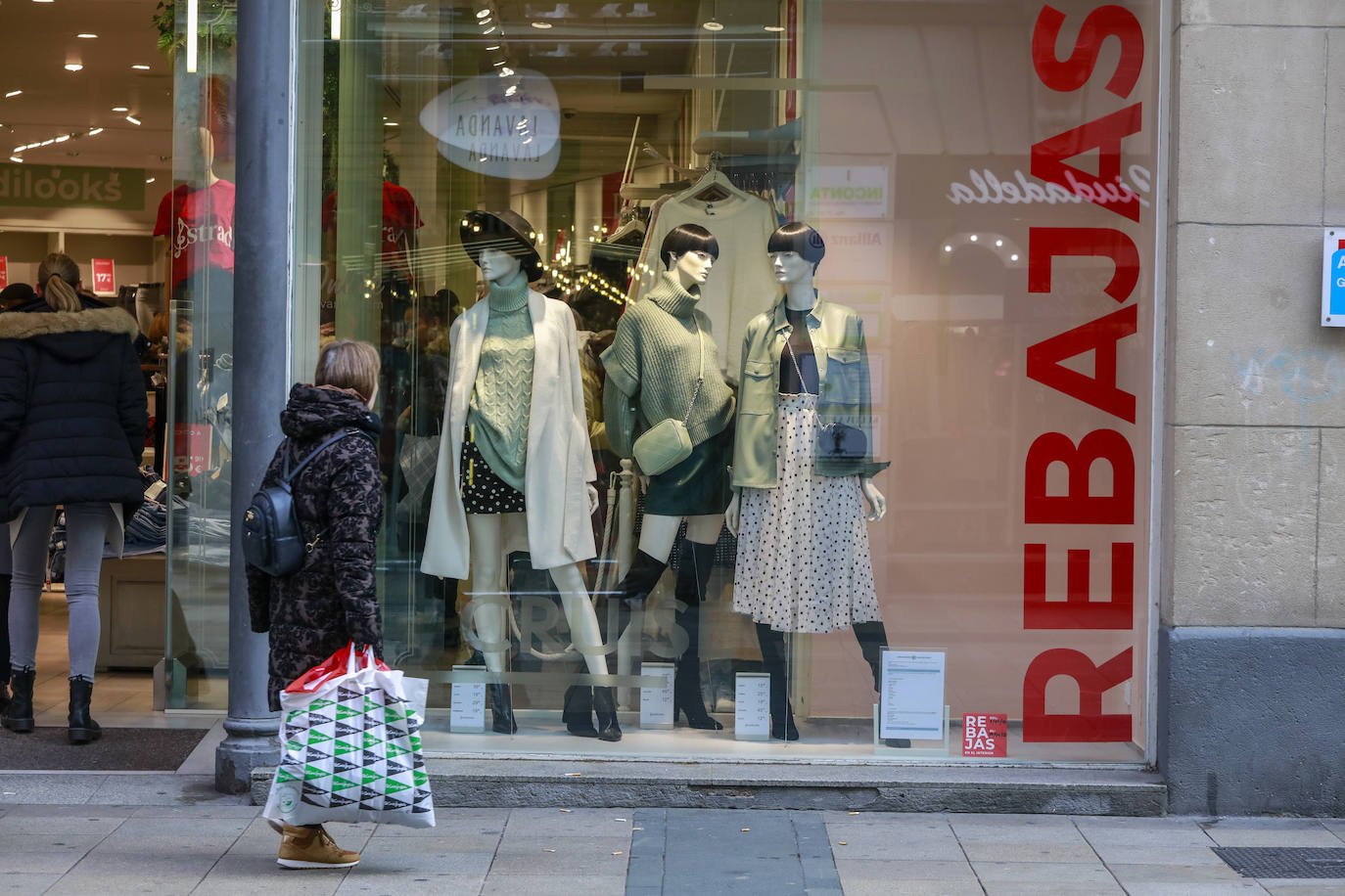 Fotos: Los vitorianos se lanzan a la caza del chollo en las primeras rebajas del año