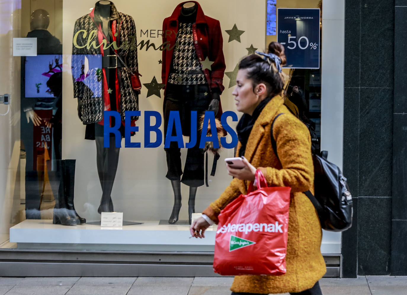 Fotos: Los vitorianos se lanzan a la caza del chollo en las primeras rebajas del año