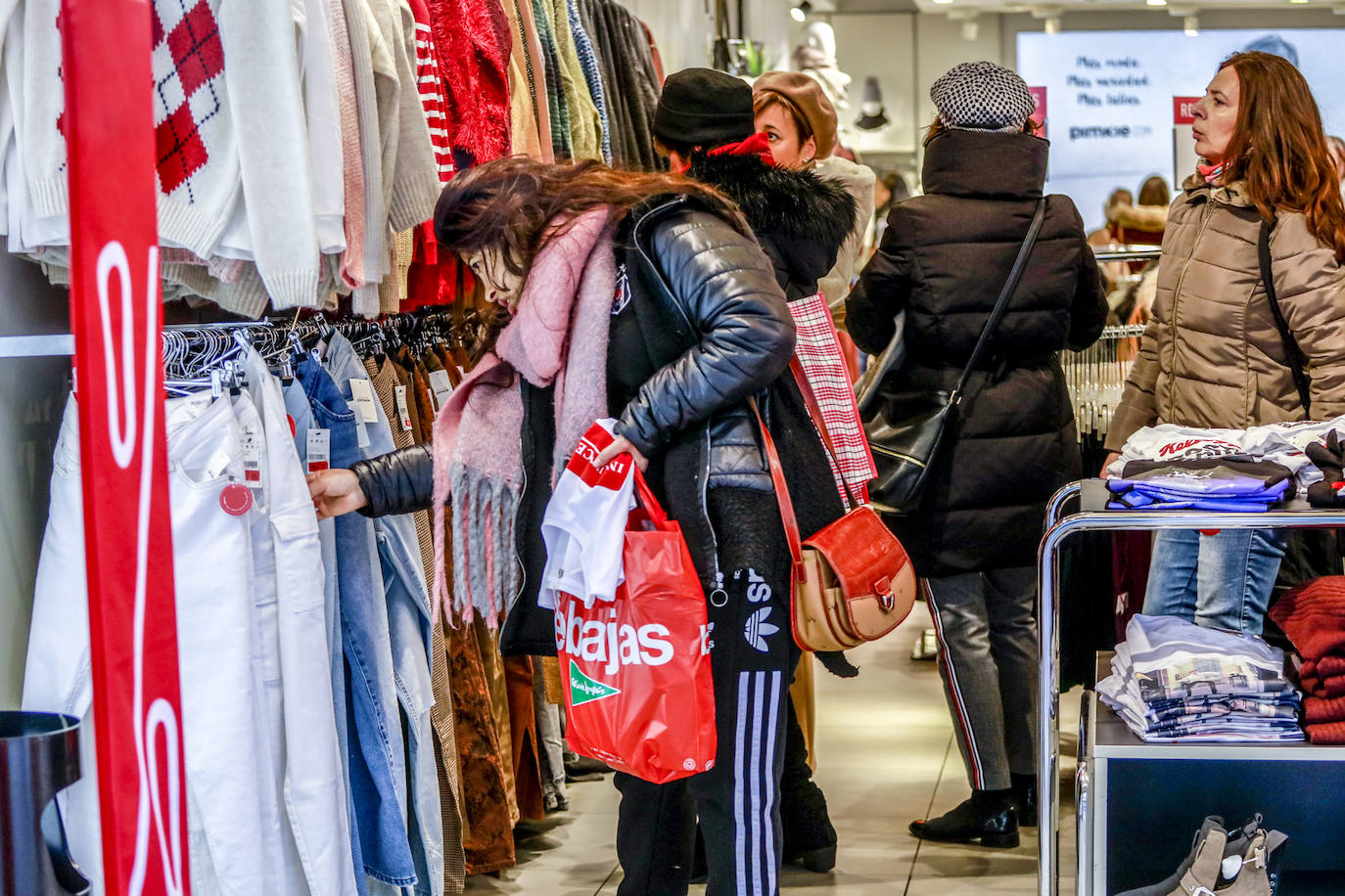 Fotos: Los vitorianos se lanzan a la caza del chollo en las primeras rebajas del año