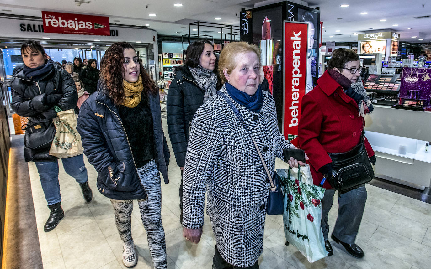 Fotos: Los vitorianos se lanzan a la caza del chollo en las primeras rebajas del año