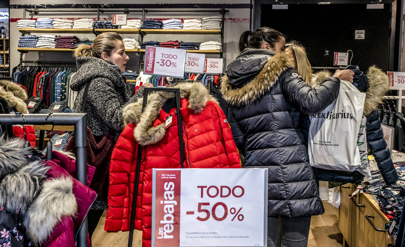 Fotos: Los vitorianos se lanzan a la caza del chollo en las primeras rebajas del año