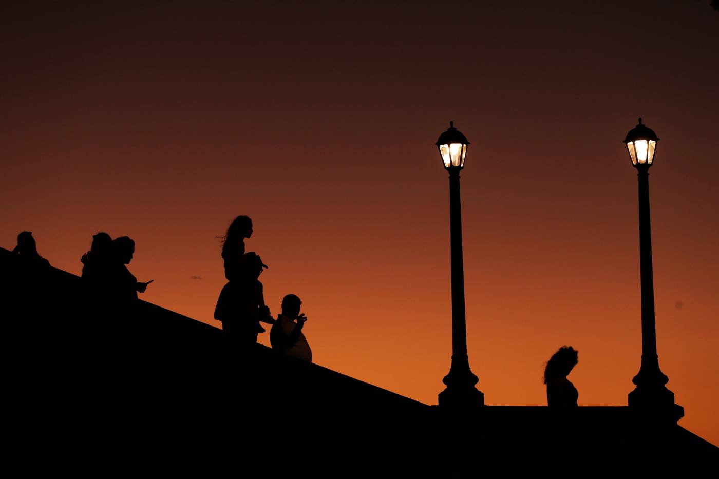 Grupos de personas caminan por las Bóvedas del casco viejo, durante un atardecer en Ciudad de Panamá (Panamá). 