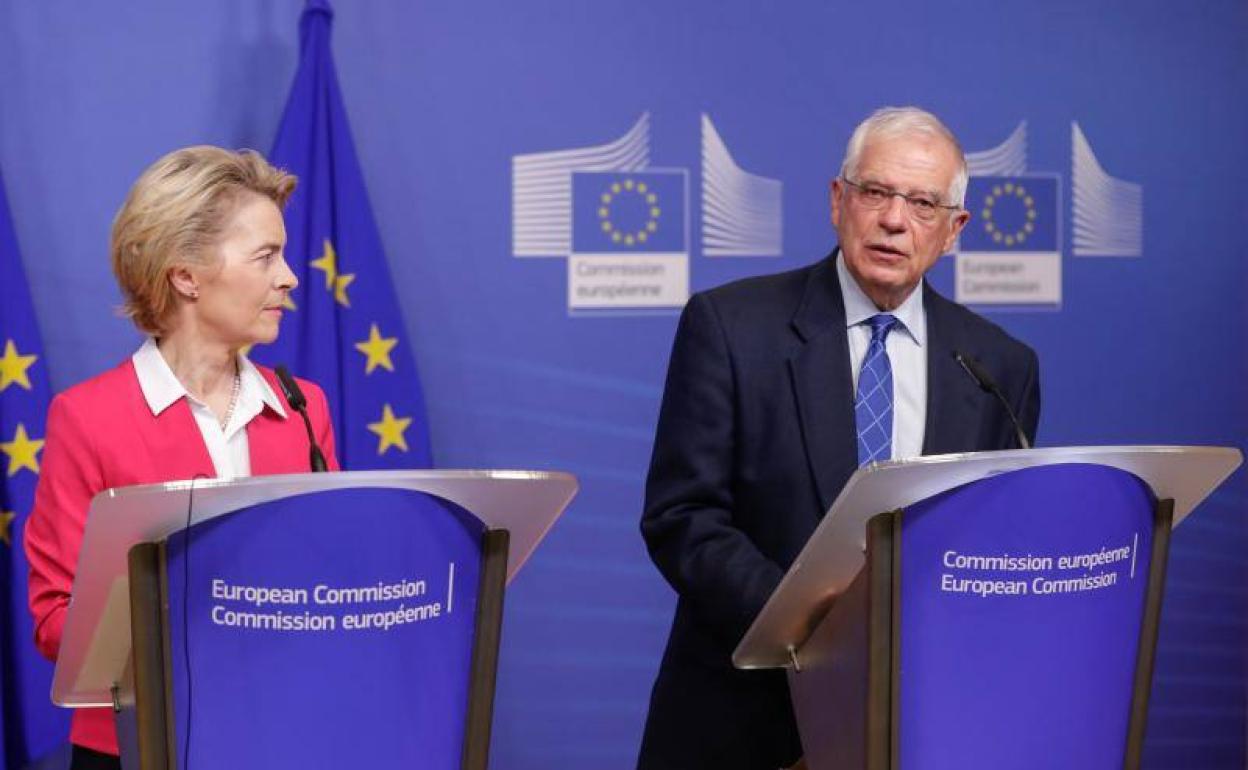 Von der Leyen y Borrell durante la comparecencia en Bruselas. 