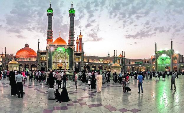 Plaza de Hazrat-e Massoumeh (Santuario de Fátima), en Qom. Emplazada a medio camino entre Teherán y Kashán, es una de las ciudades santas de Irán junto a Mashad. Lugar de peregrinaje, alberga el mayor centro de aprendizaje chiita del mundo. 