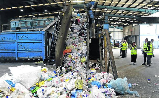 La planta de selección de Amorebieta recibe 70 toneladas de envases ligeros cada jornada. 