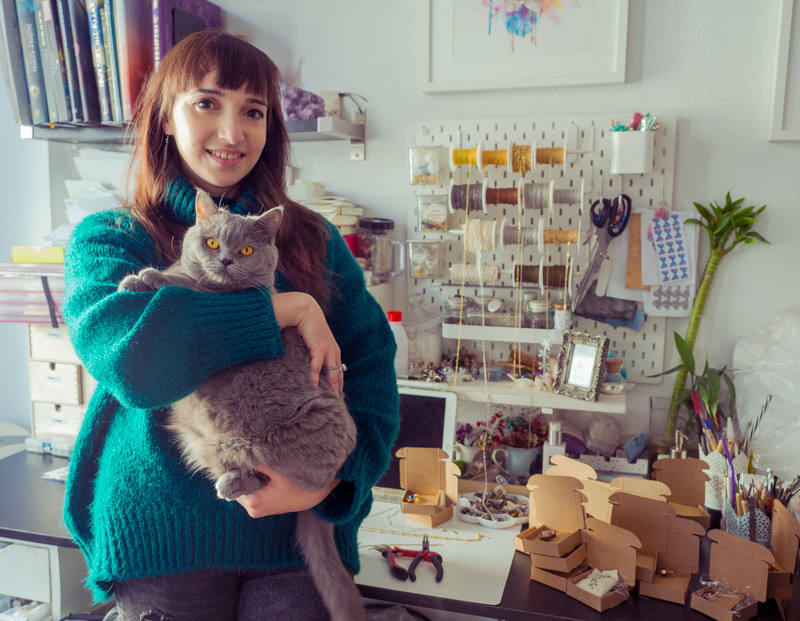Bea con su gato Trece en su taller de Madrid.