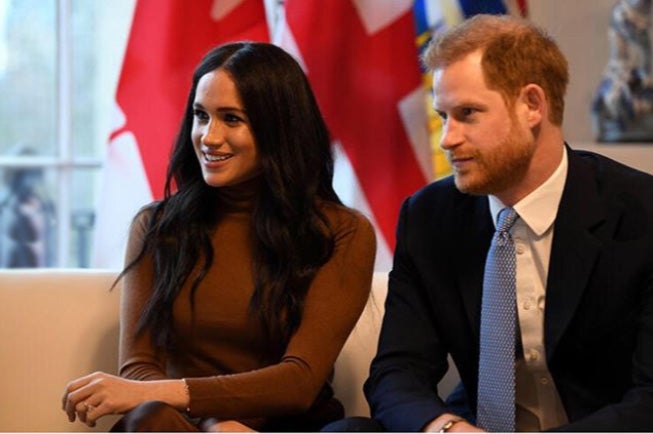 Meghan Markle con un conjunto de jersey y falda de Massimo Dutti