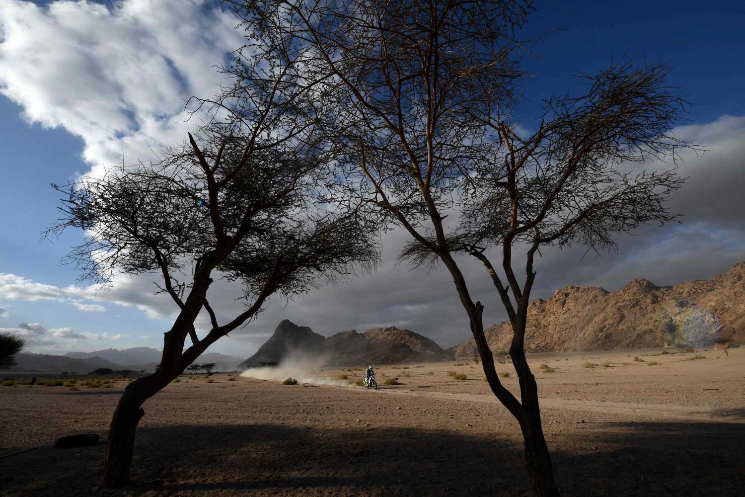 Un ciclista compite durante la 4º etapa del Dakar entre Neom y Al-Ula, Arabia Saudí