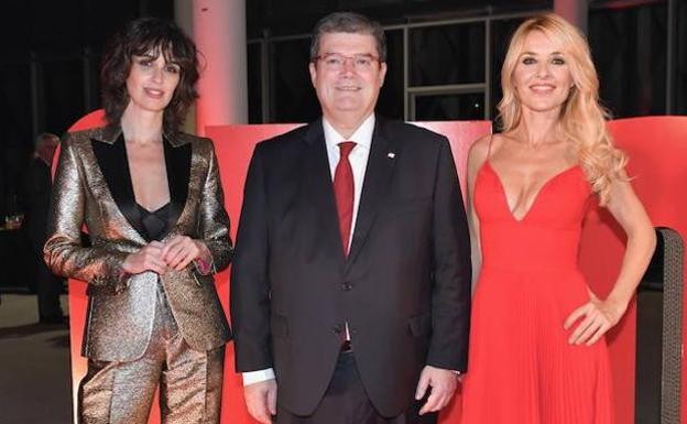 El alcalde Juan Mari Aburto junto a las actrices Paz Vega y Cayetana Guillén Cuervo, en los Premios Feroz del año pasado. 