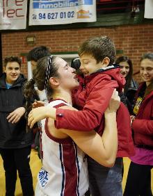 Imagen secundaria 2 - Aficionados y representantes de instituciones, como el diputado general y el director de Deportes del Gobierno vasco felicitaron a las jugadoras. 