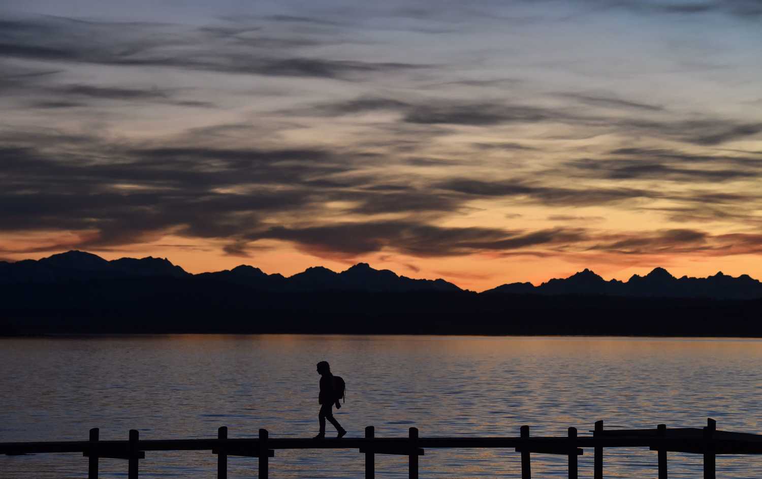 Una persona camina junto al lago Ammersee en Herrsching, Alemania