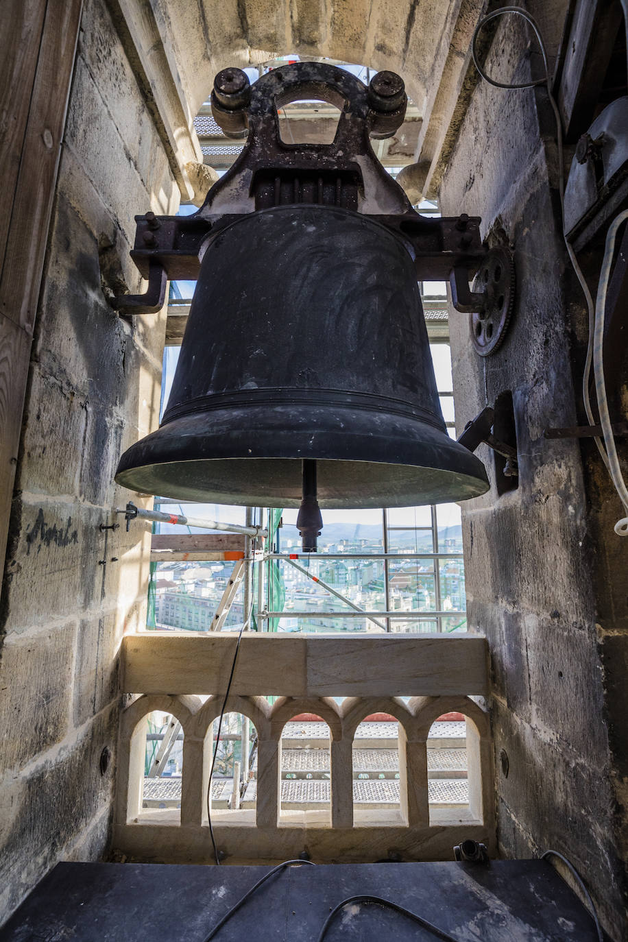 La puesta de sol tras los montes de Vitoria, desde la torre de San Vicente. 