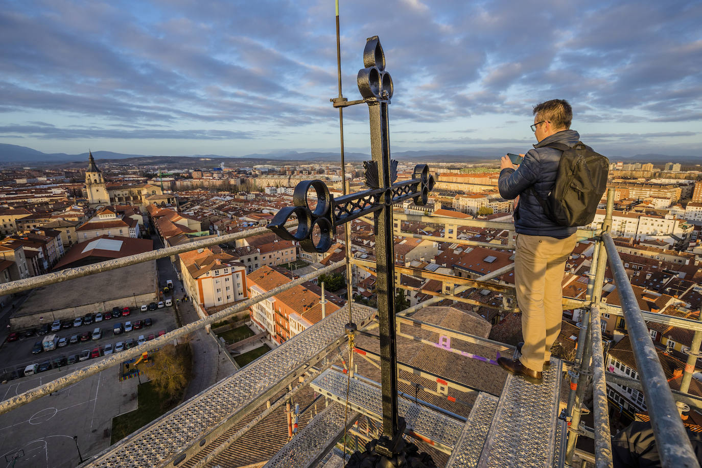 La puesta de sol tras los montes de Vitoria, desde la torre de San Vicente. 